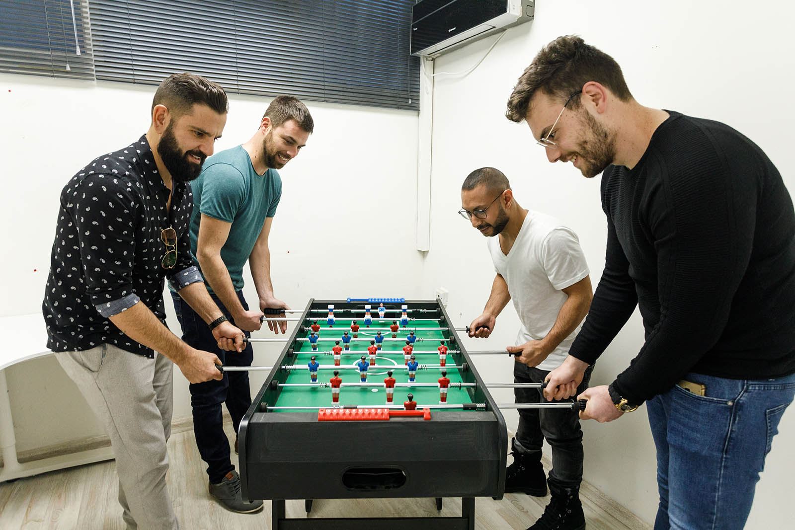 הצוות משחק כדורגל שולחן